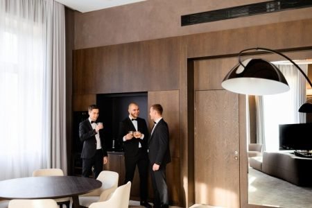fiance-with-friends-drining-wedding-day-indoors_8353-12087